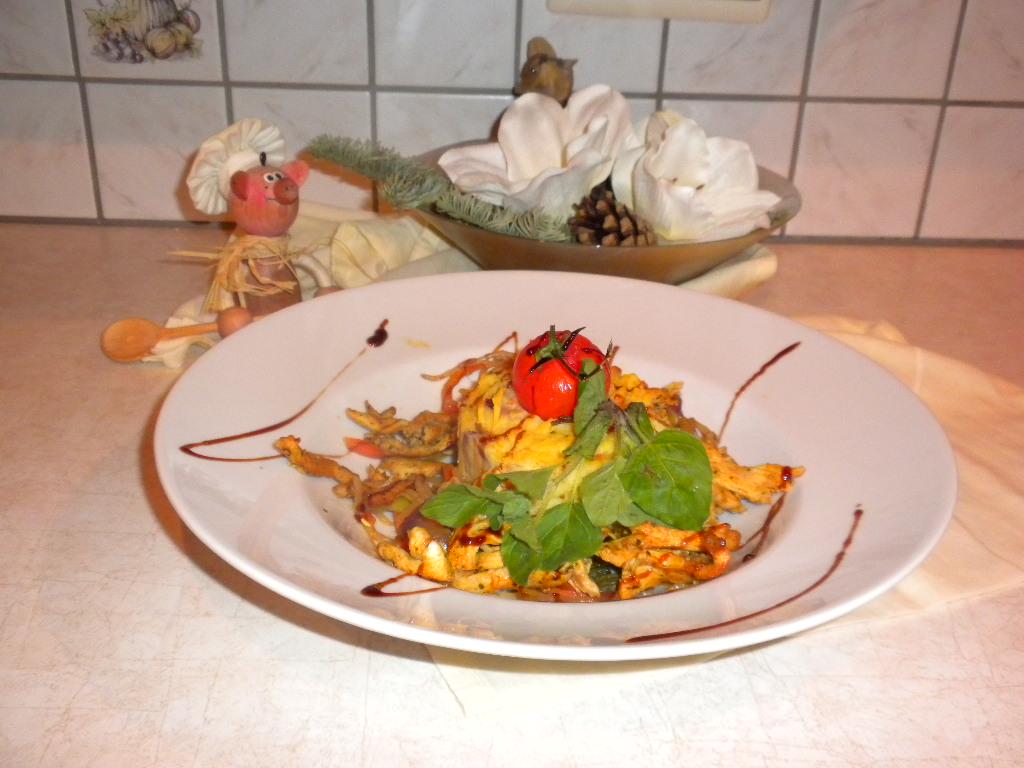 Kip met opgewokte groenten en een surprise van aardappelpuree