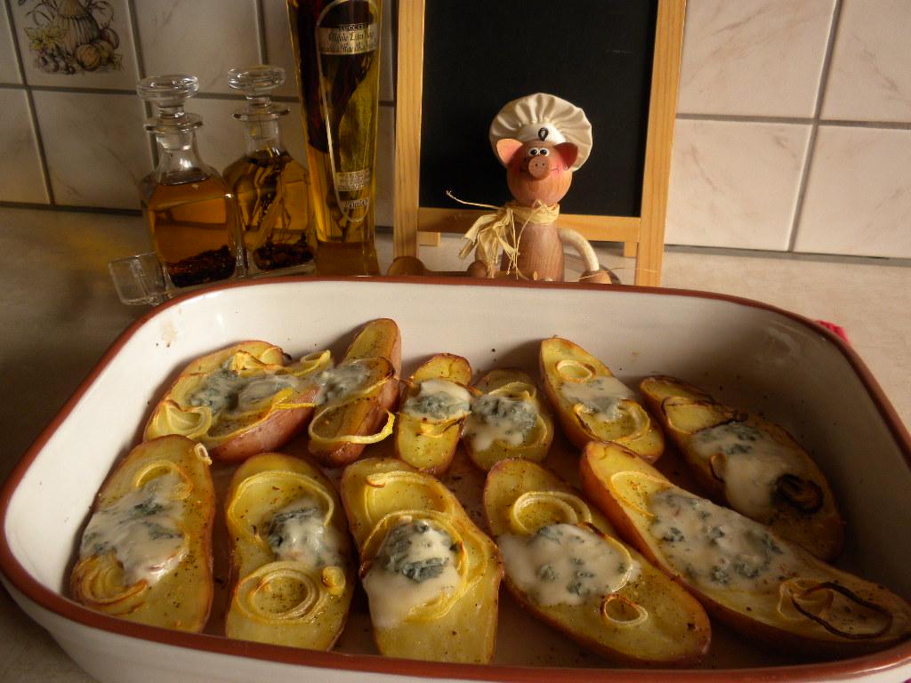 Aardappel in schil met ajuin ringen en pikante gorgonzola