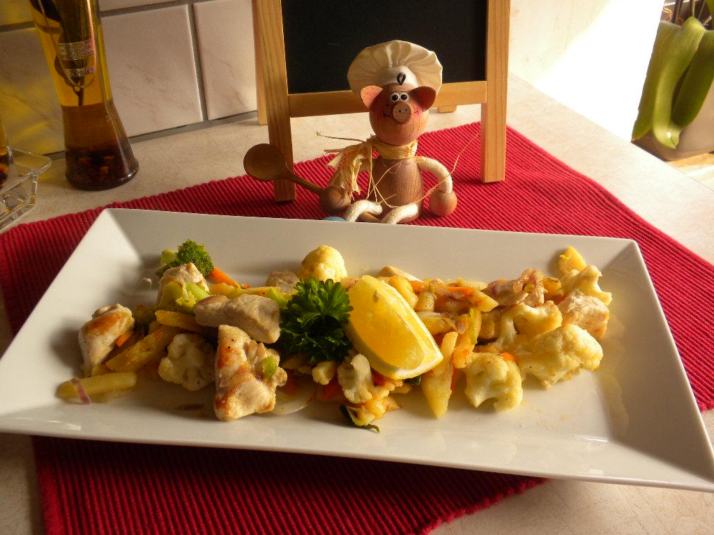 Wok frietjes met wokgroenten en kip