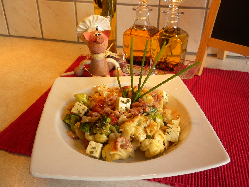 Pasta met gewokte groenten en grijze garnalen 