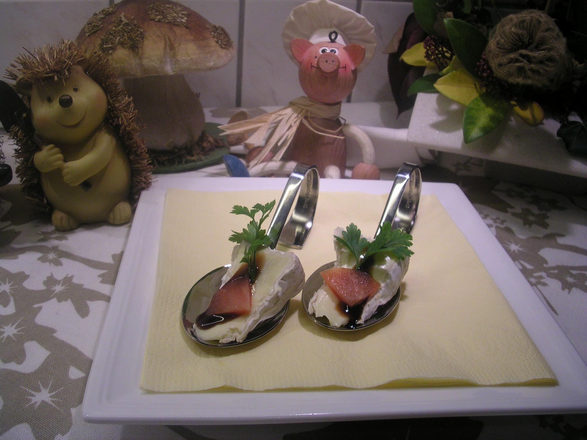 Hapje : camembert met appelsien balsamico dressing