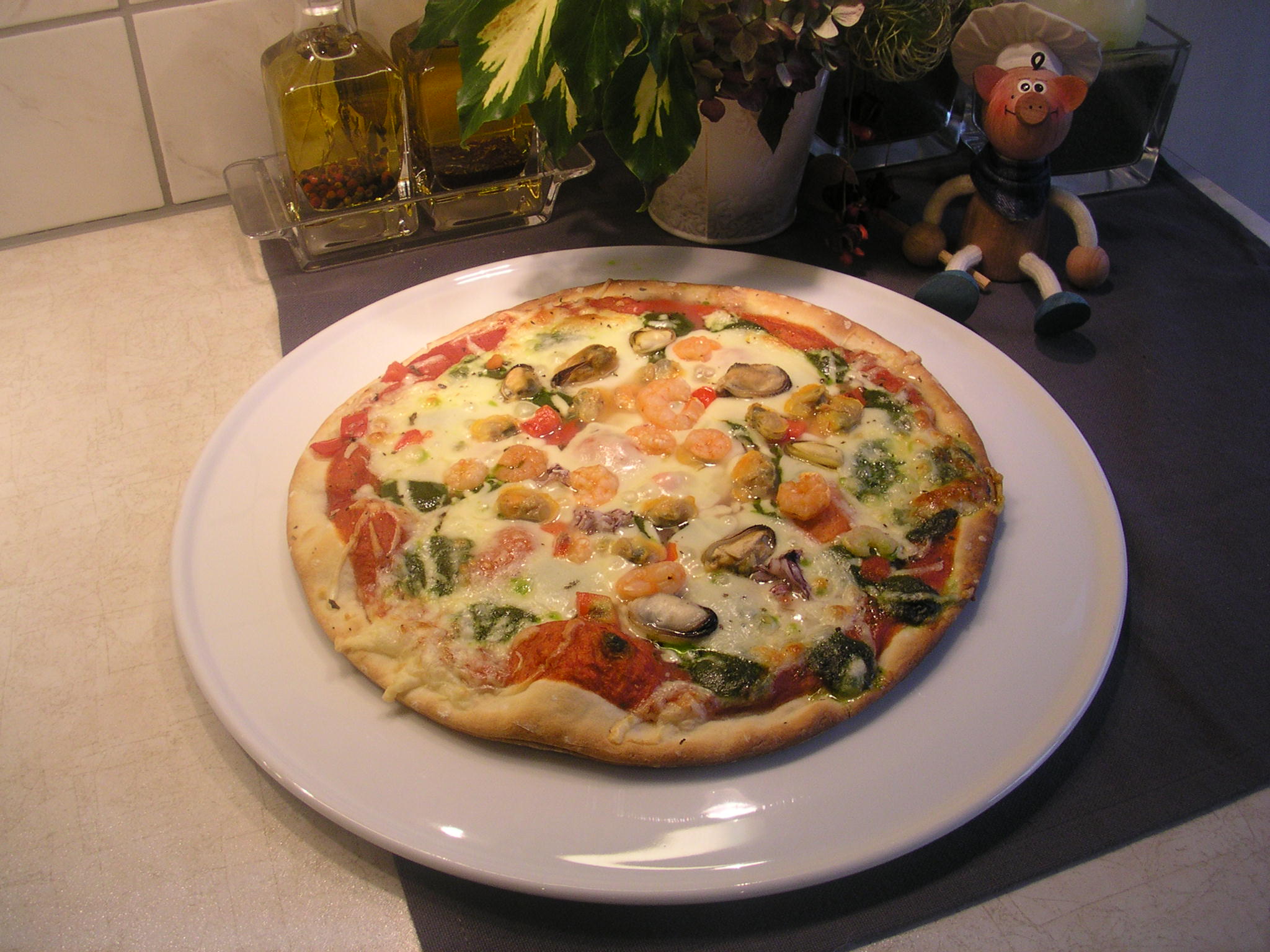 Pizza met zeevruchten en spinazie