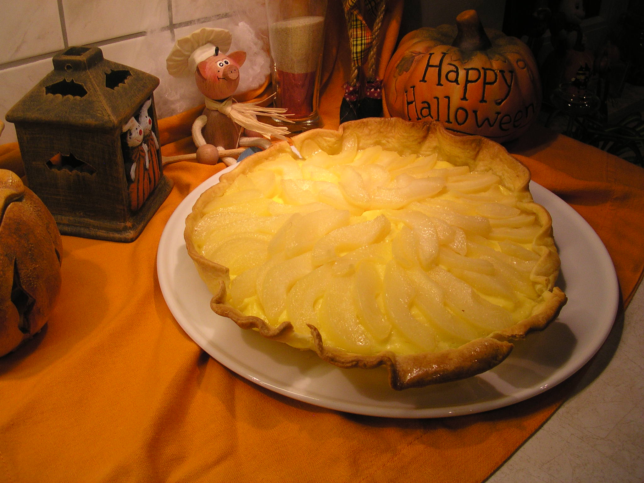 Kruimeldeeg taart met pudding en peren