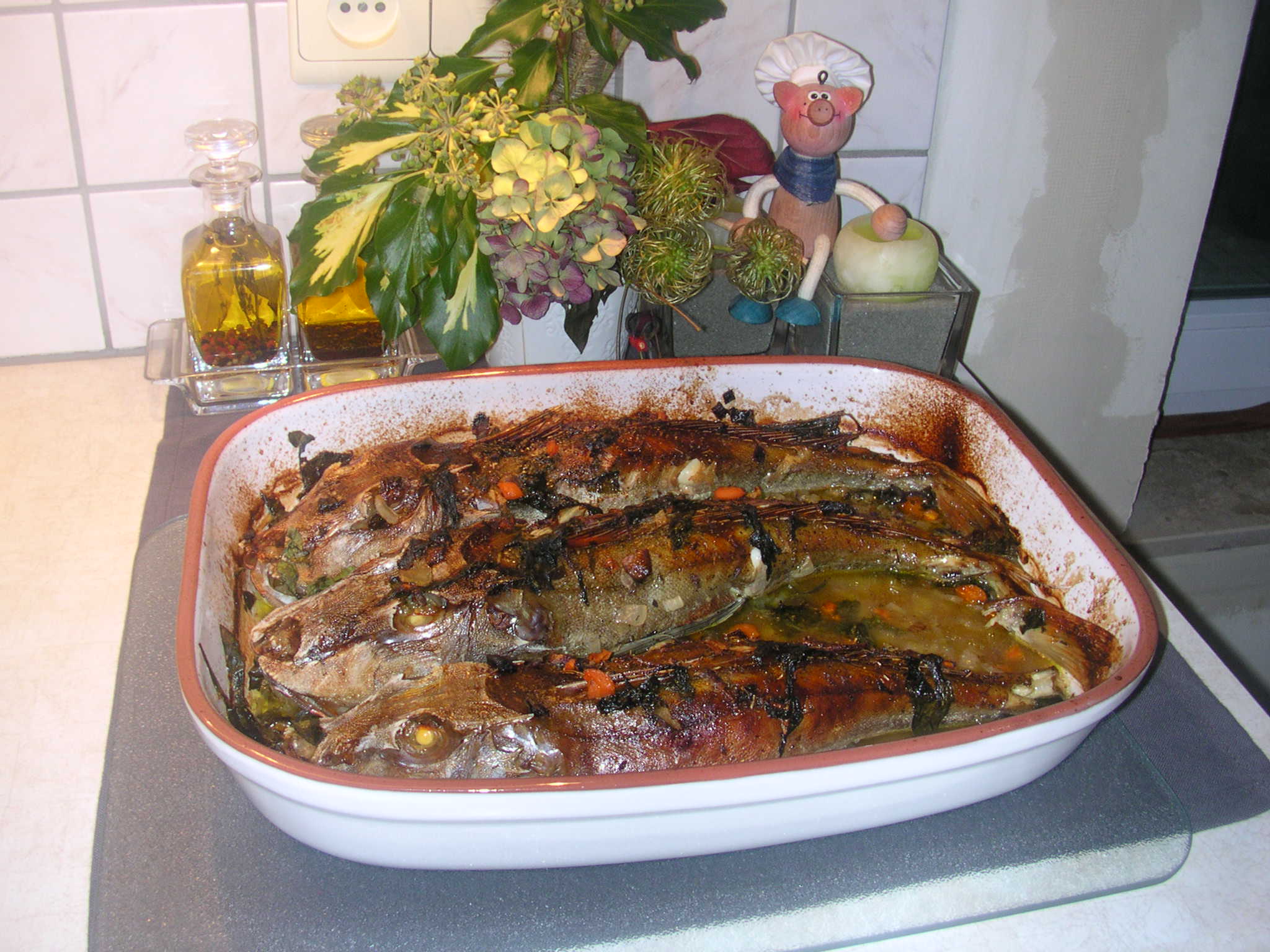 Knorhaan met alles erop en der aan in de oven.