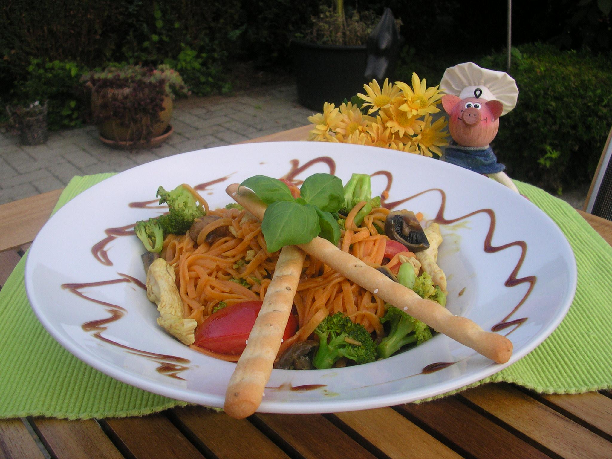 Sinaasappelpasta met een gekleurd tintje