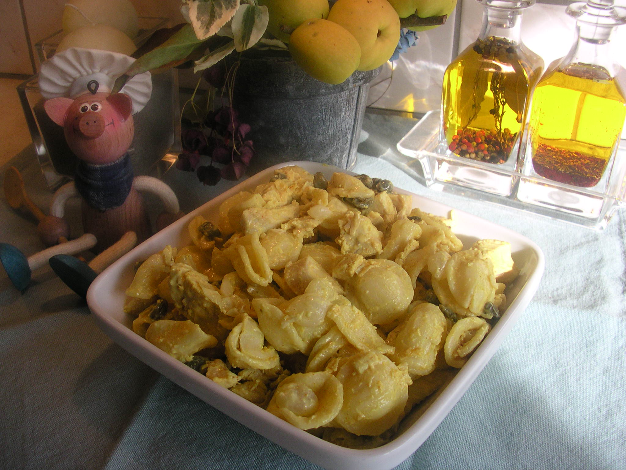 Schelpjes pasta met kippeblokjes en curry