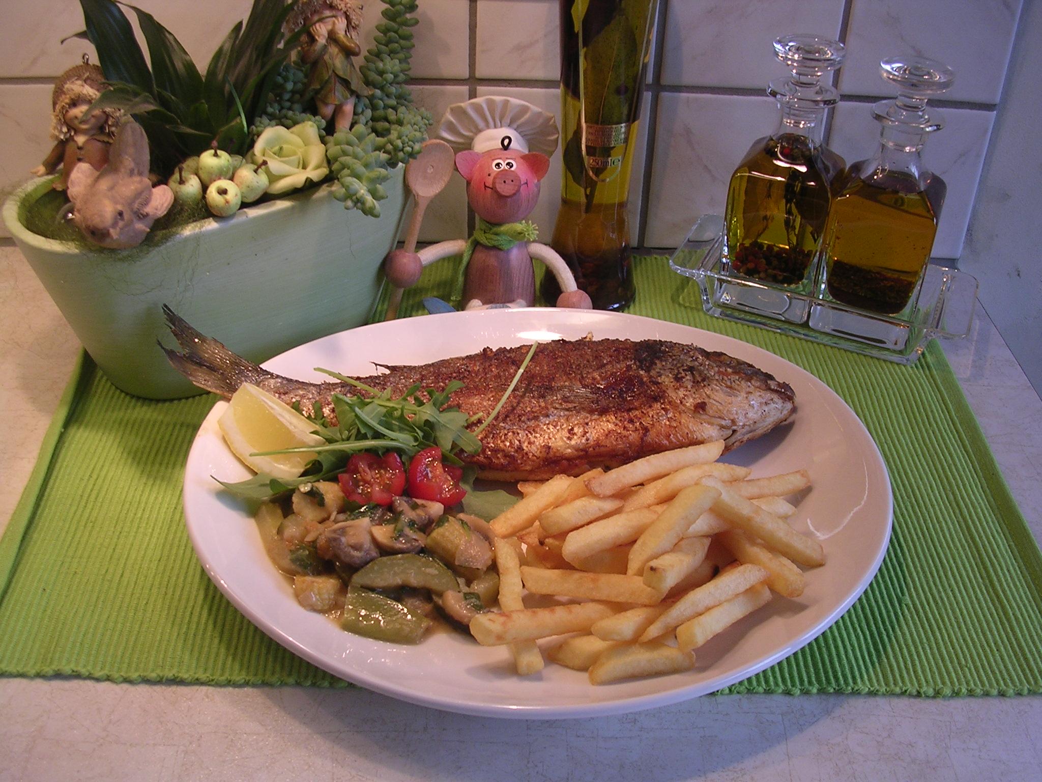 Goud zeebrasem met een apart sausje