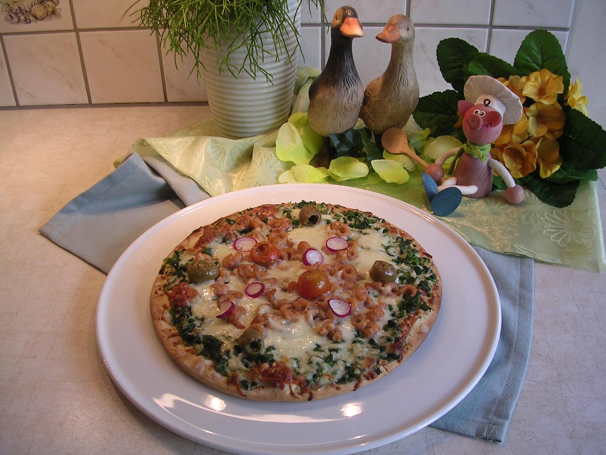 Pizza met spinazie en grijs garnalen