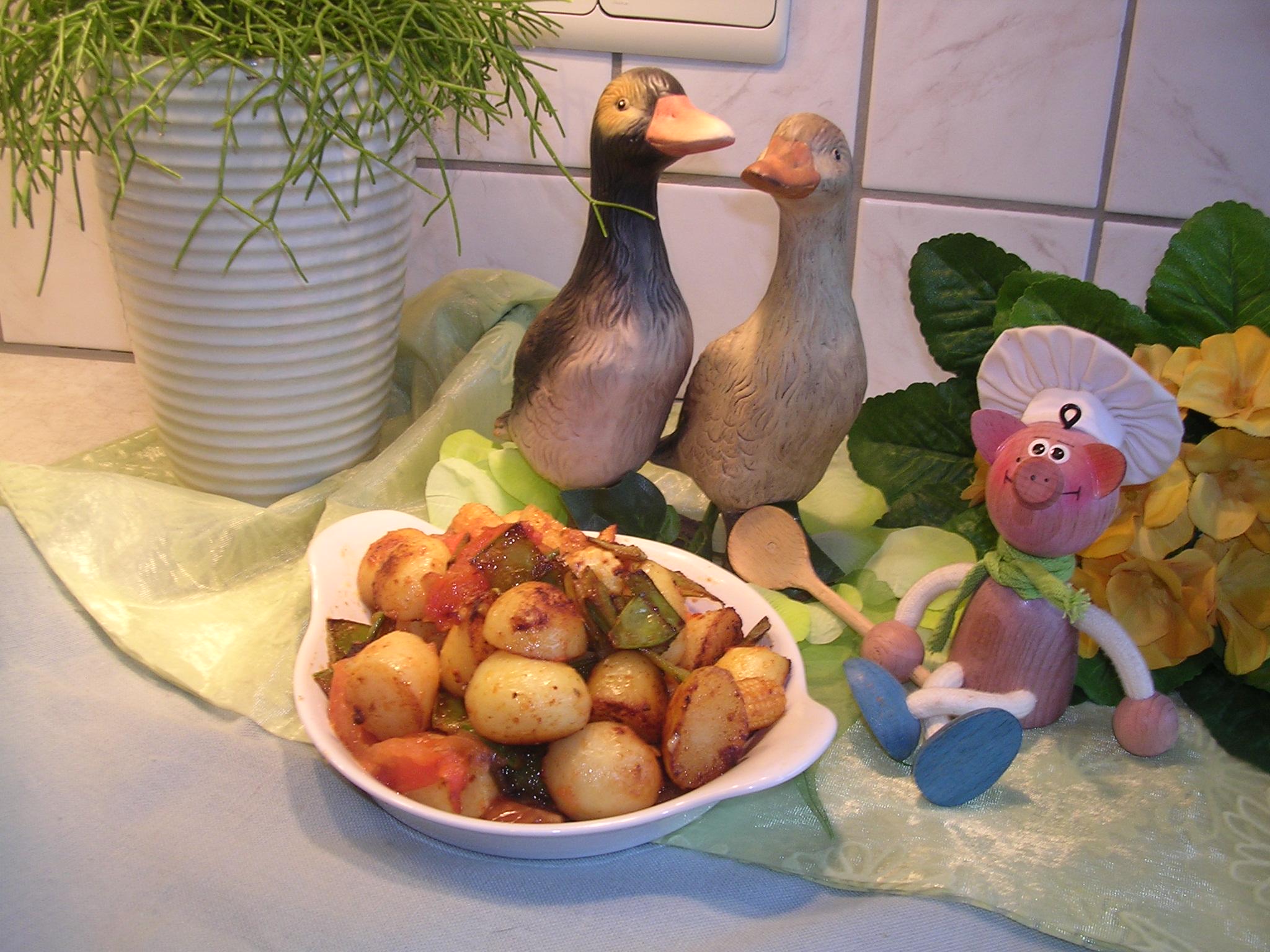 Aardappelen opgebakken met sluimererwten, tomaat, rode ajuin en rode pesto