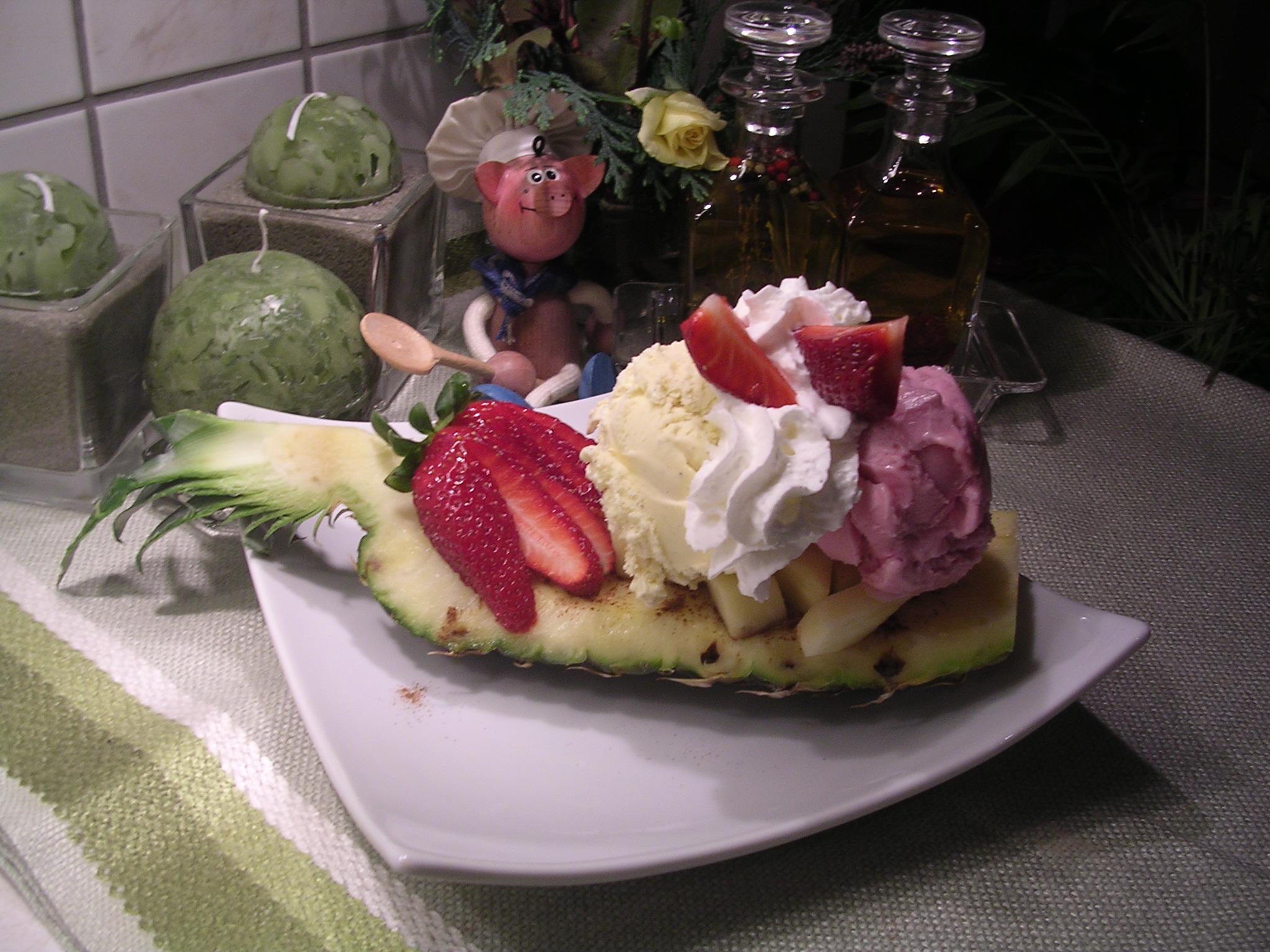 Dessert : gevulde ananasboot