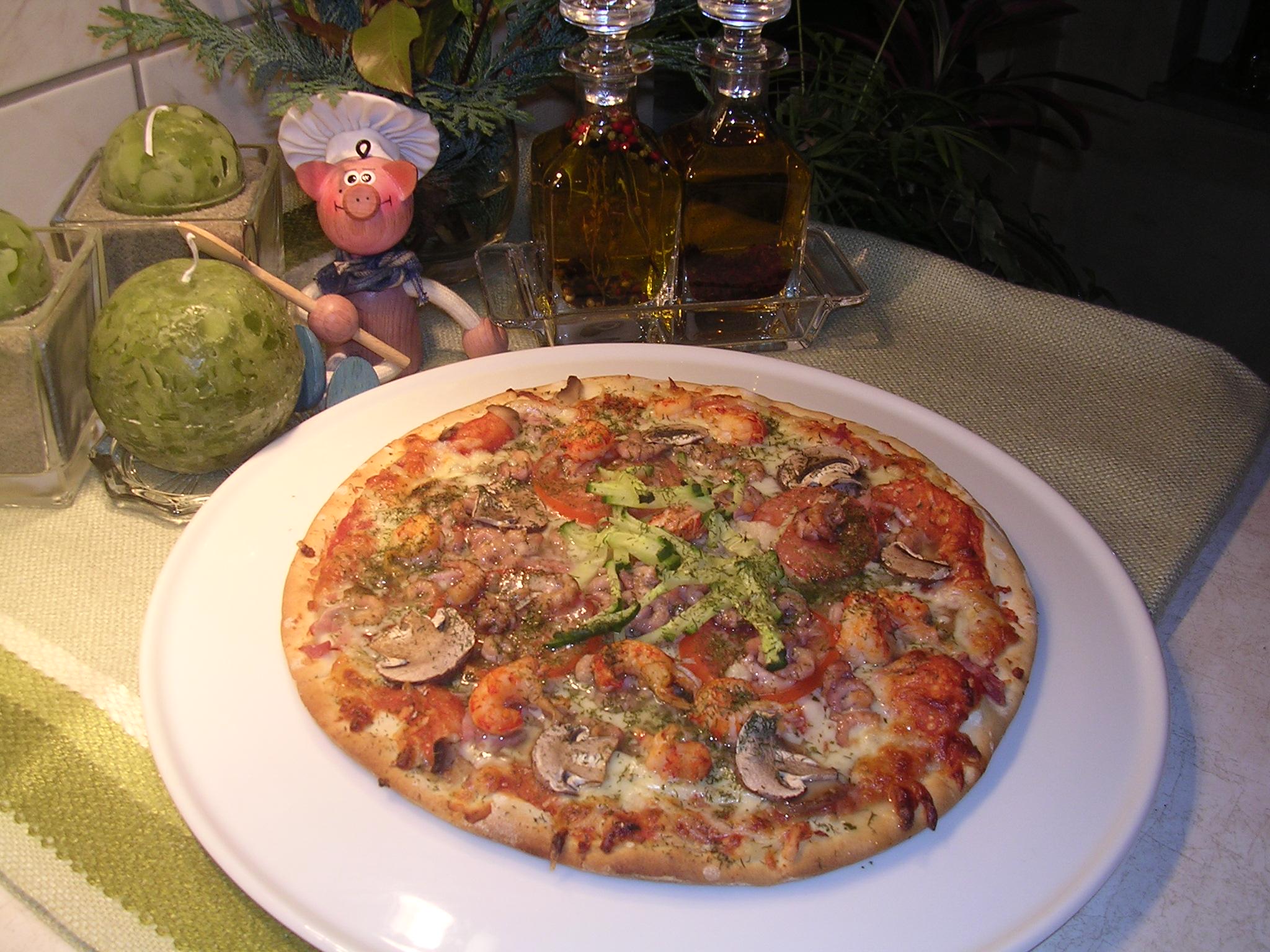 Pizza met grijs garnalen en rivierkreeftjes