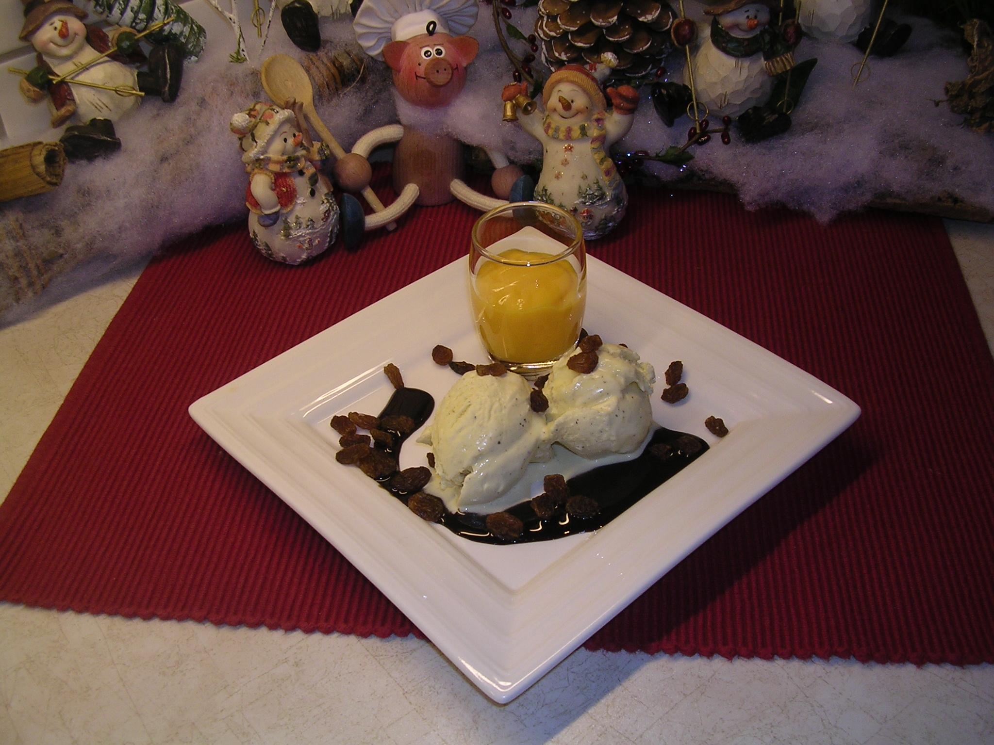 Dessert : kaneelijs met rozijnen