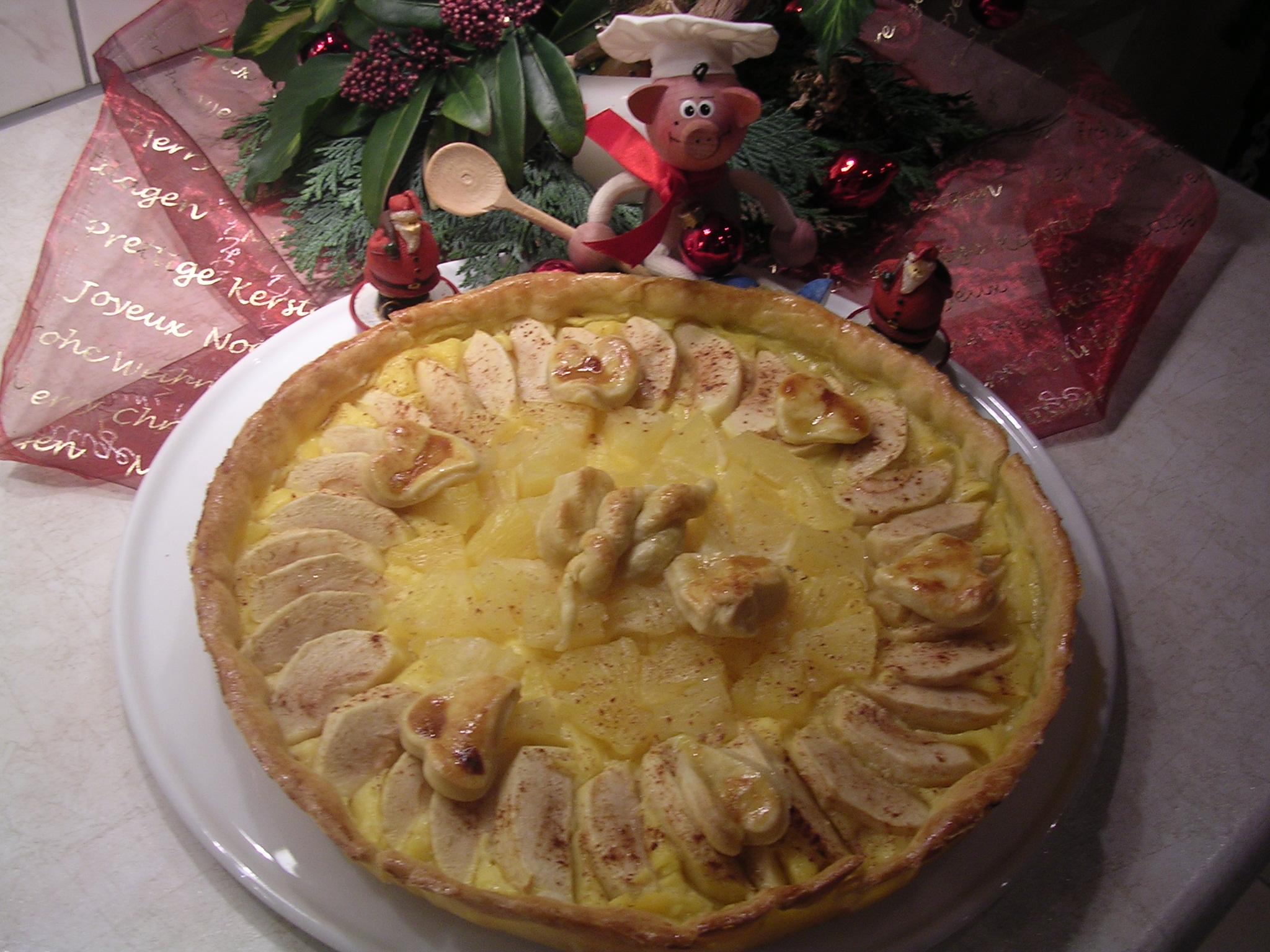 Taart met appel , ananas en beneveld met kaneel