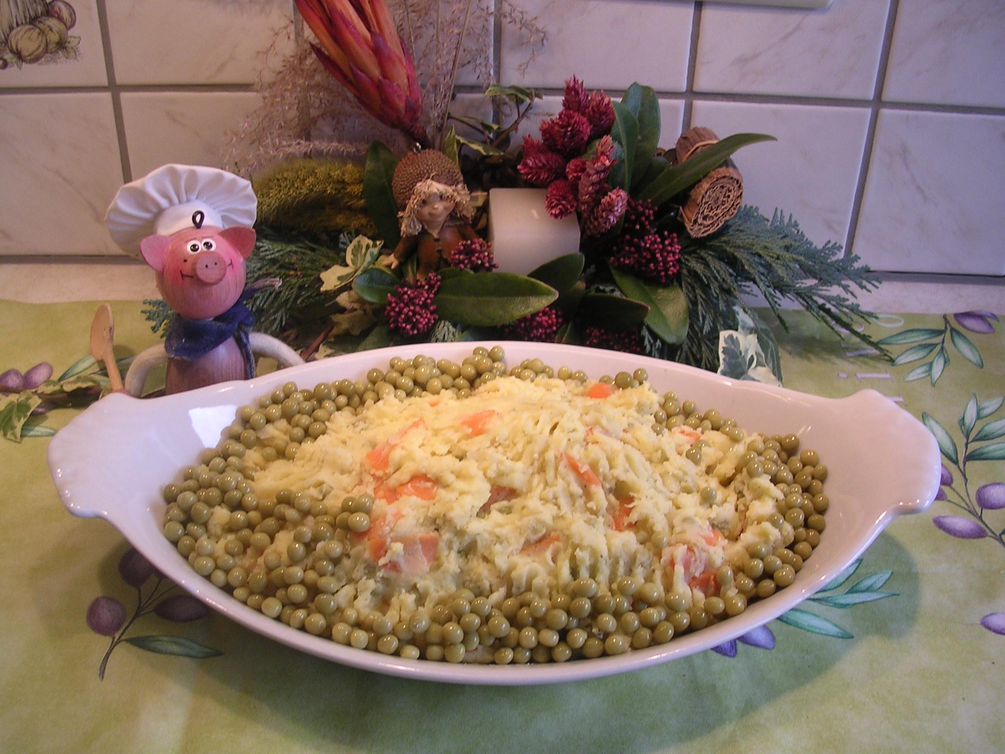 Aardappelpuree met erwten, wortelen en ajuin