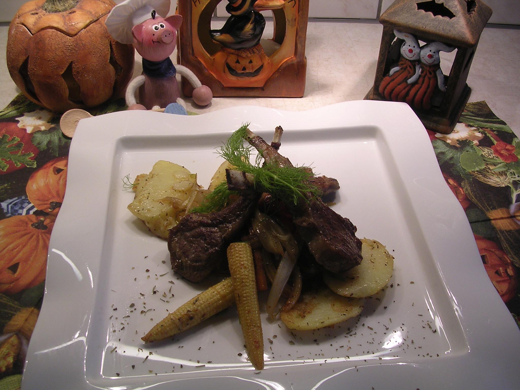 Lamscortelletjes op een bedje van aardappelen en .