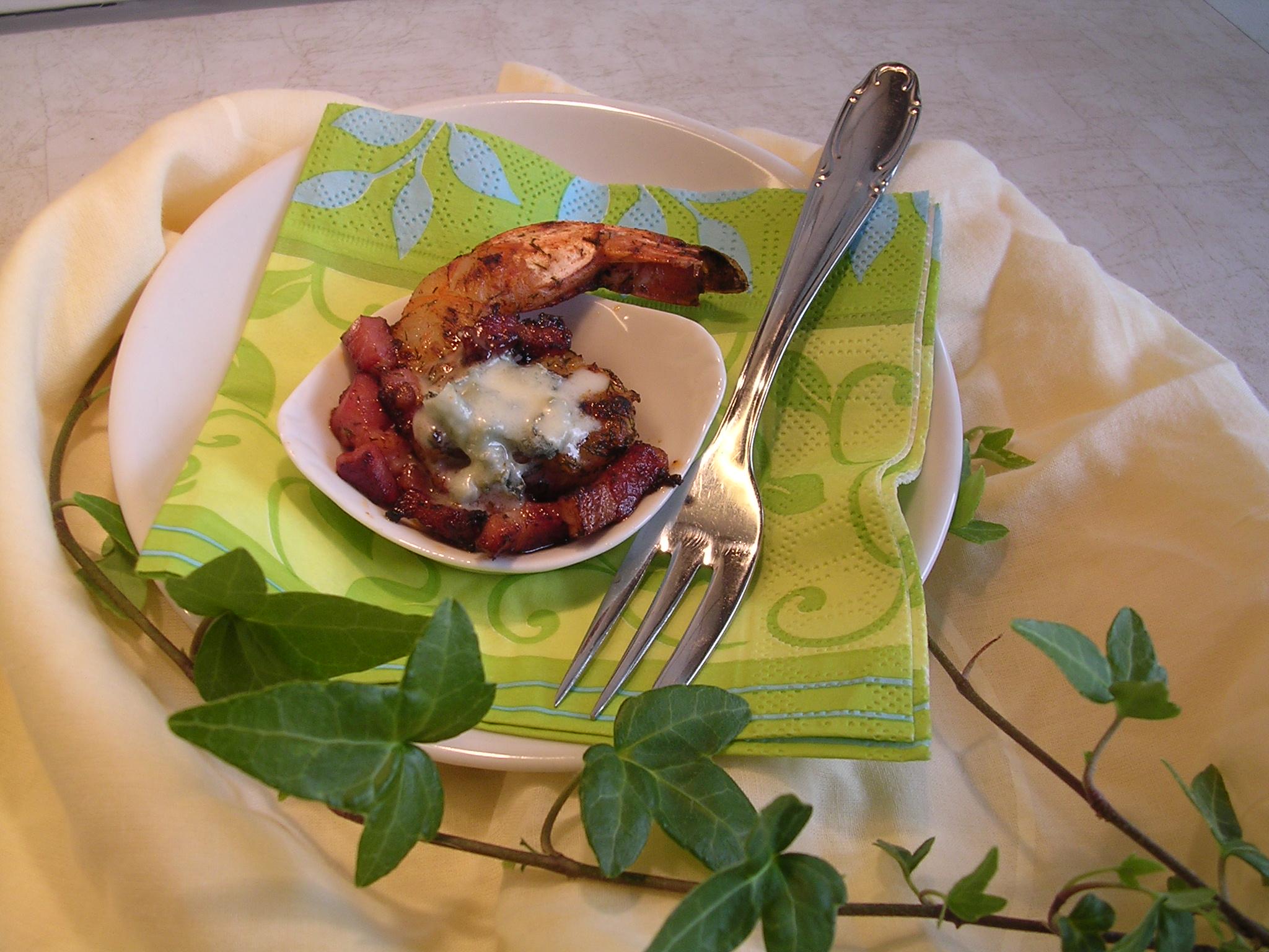 Hapje: scampi met gerookt spek