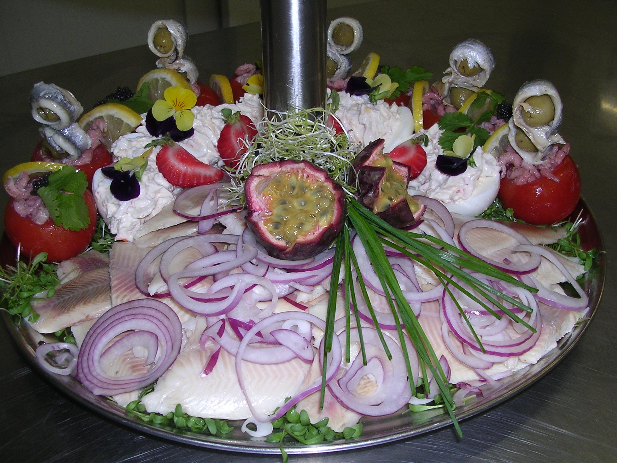 Tomaat garnaal-eitje krab-gerookte forel