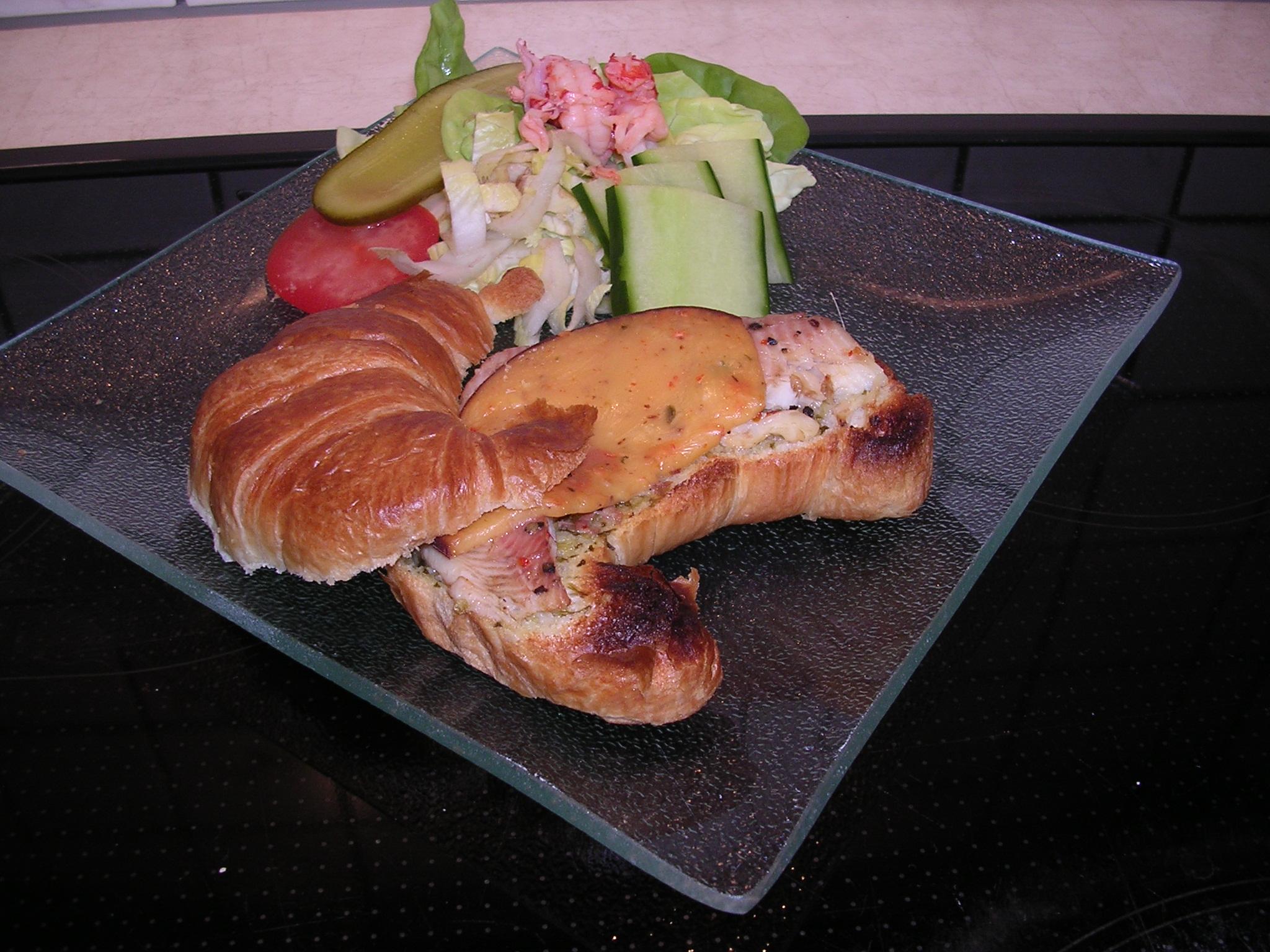 Croissant met gerookte forel