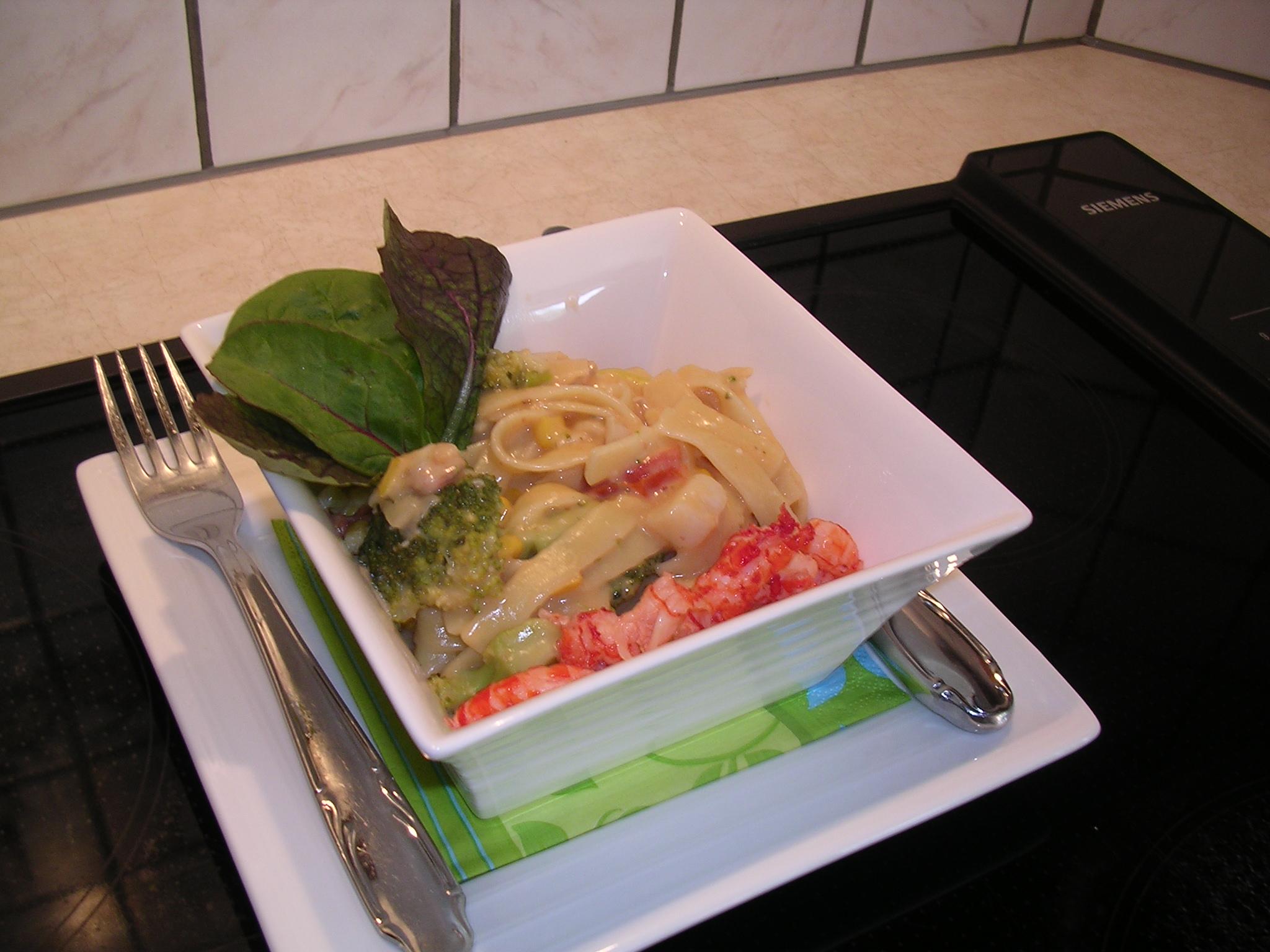 Lintpasta met een sausje van kreeft en zeevruchten