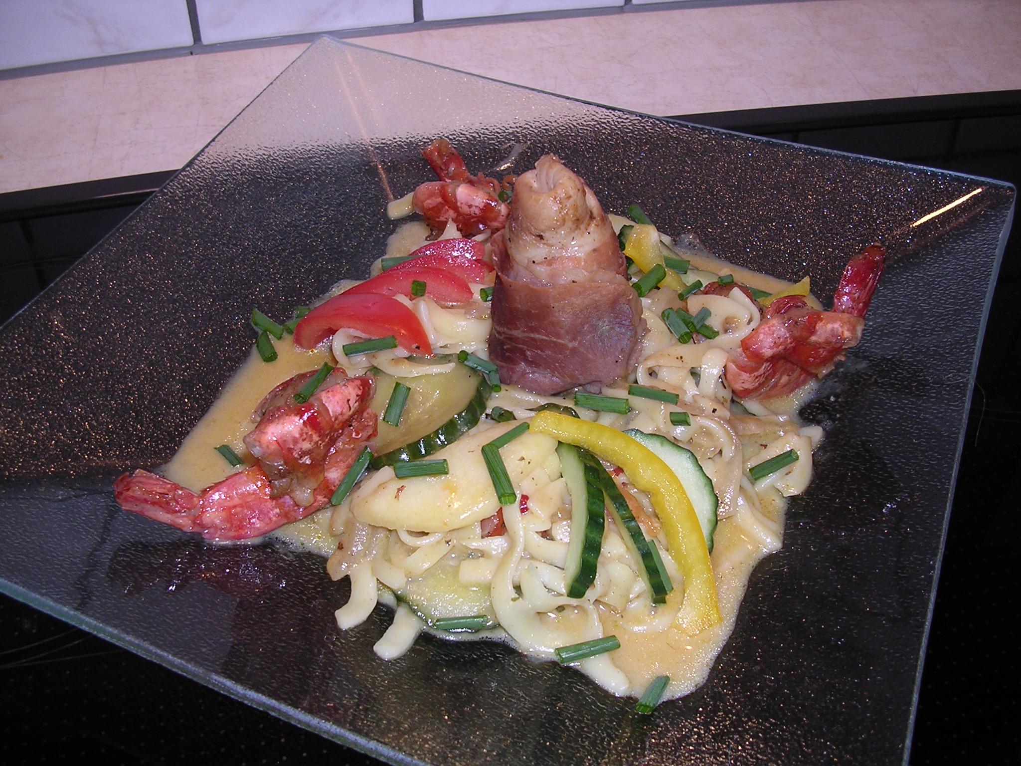 Zeetongrolletje in een manteltje met scampi's