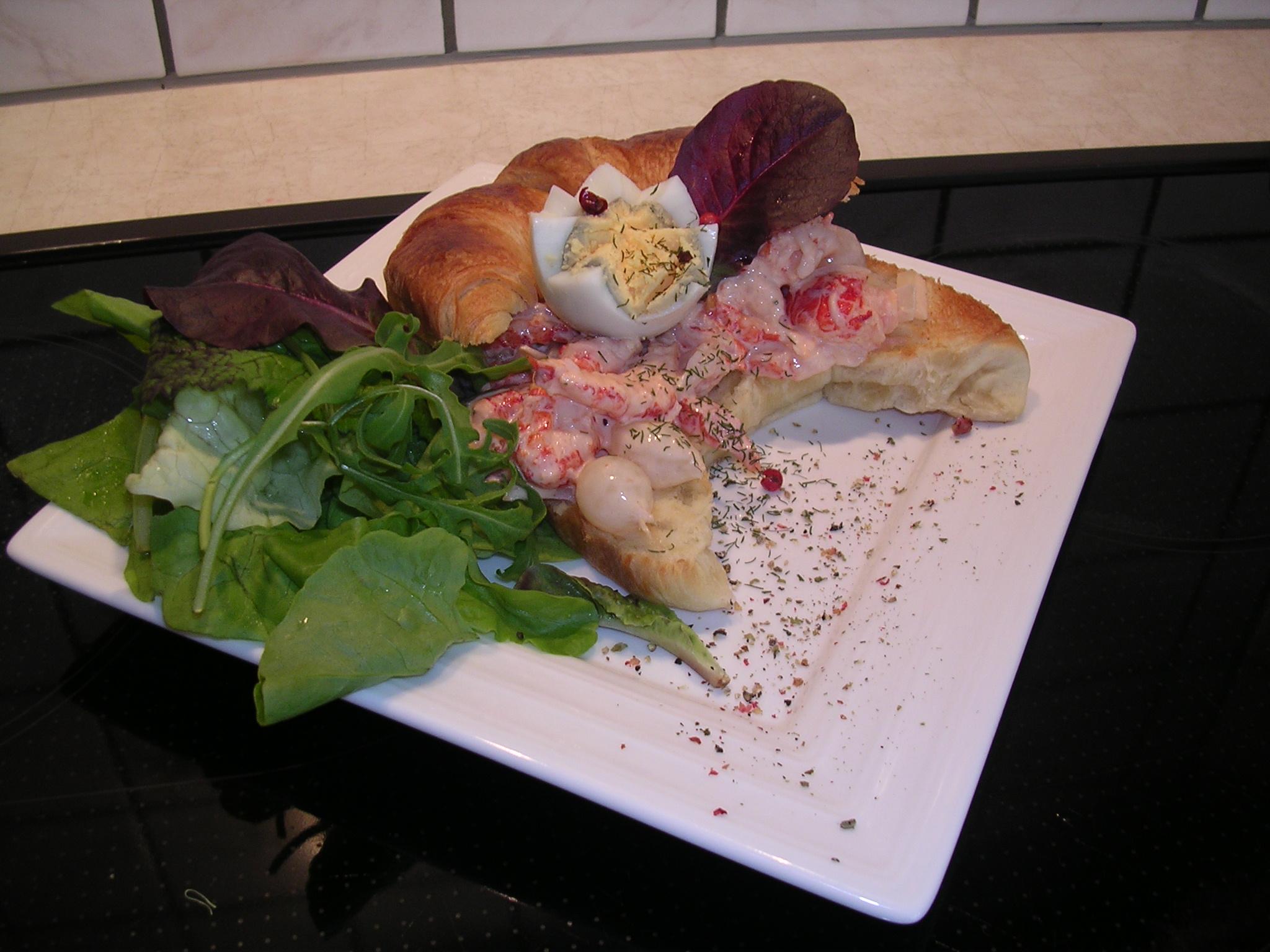 Croissant  belegd met rivierkreeftjes