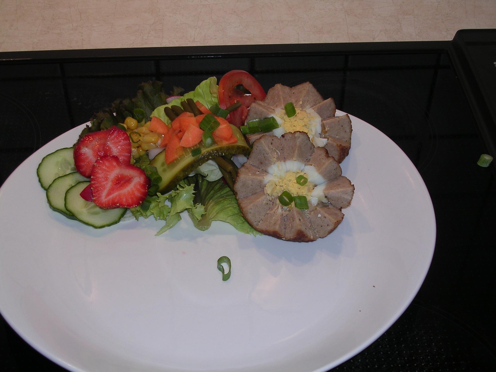 Zomers gehakt broodje  met verstopt eitje