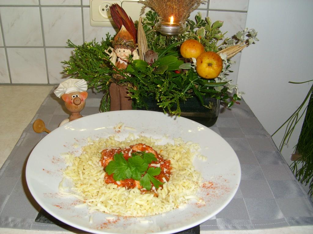 Dagschotel: pasta met kalkoenblokjes in een pittig tomatensausje
