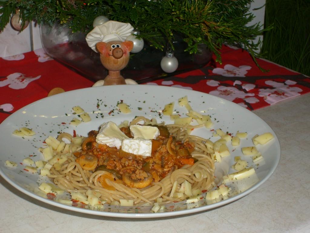 Dagschotel spaghetti in een tomatensausje met groenten beneveld met kaas