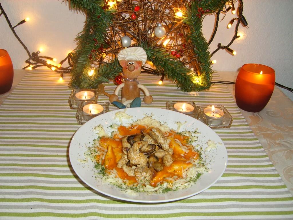 Vakantie ravioli met kalkoenblokjes in een romig sausje