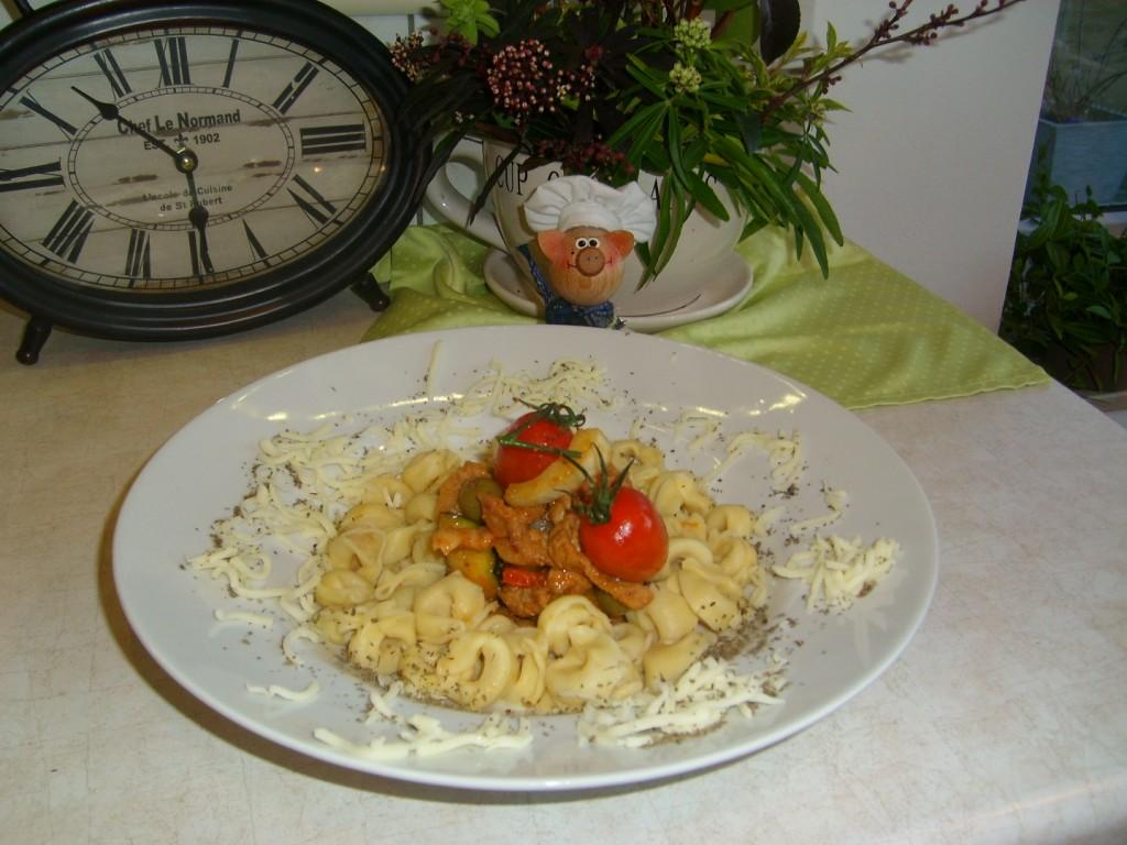 Pasta: gevulde tortellini met kalkoenreepjes en groenten