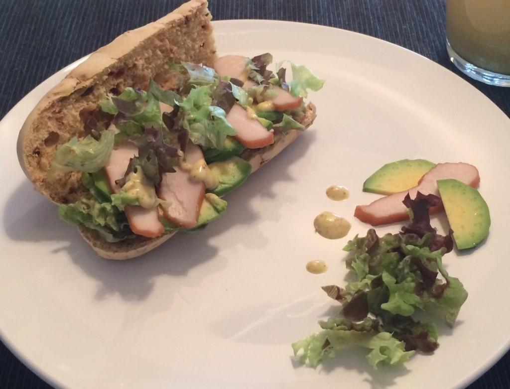 Broodje avocado met gerookte kip