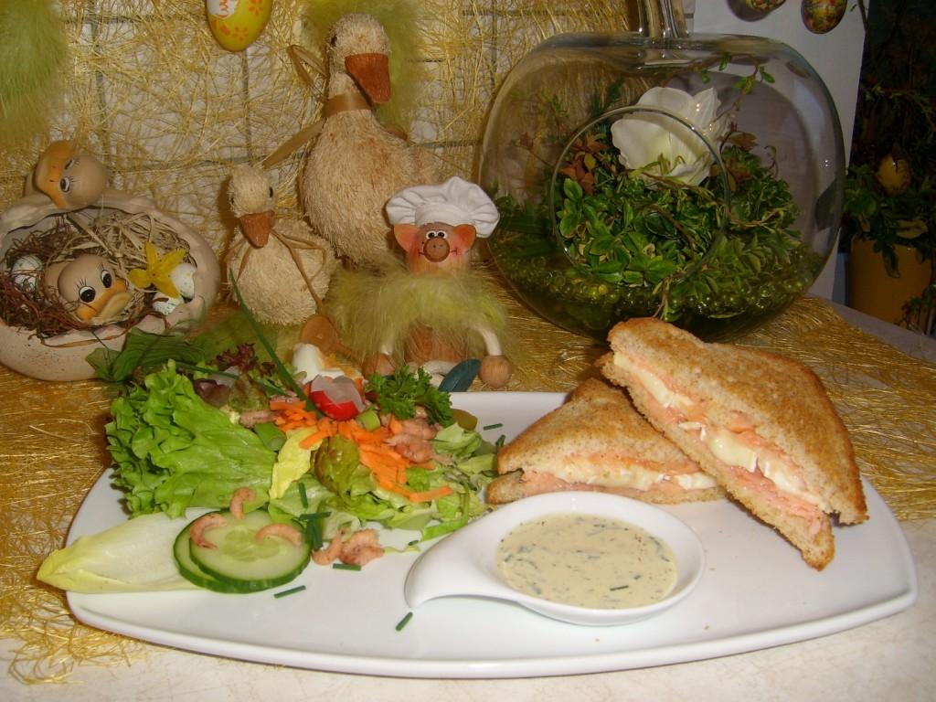Een boterhammeke onder de grill gevuld met gerookte zalm en brie