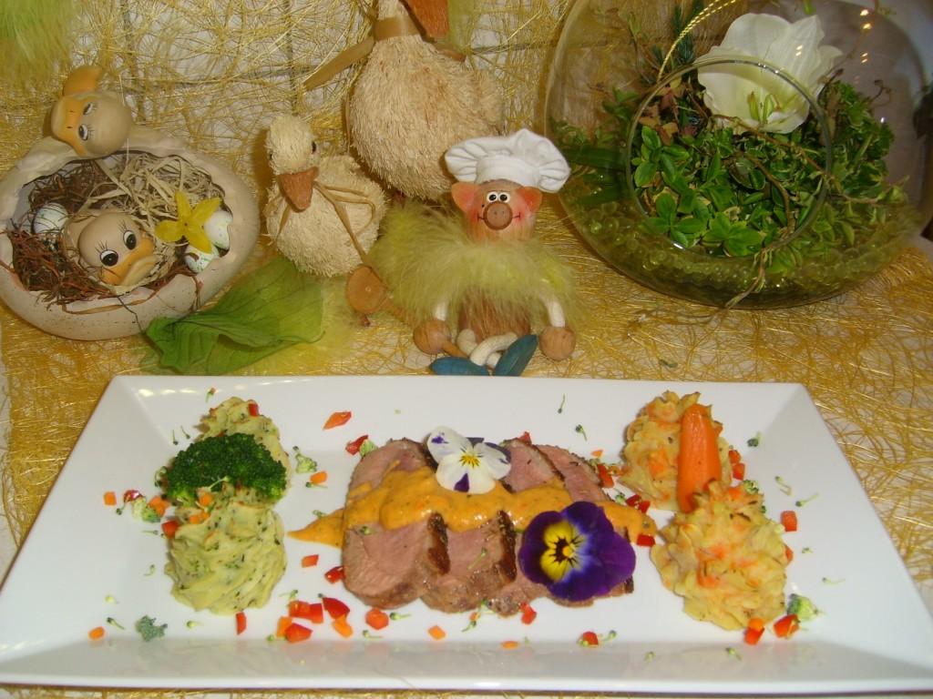 Eendenborstfilet met zijn garnituren op zijn paasbest