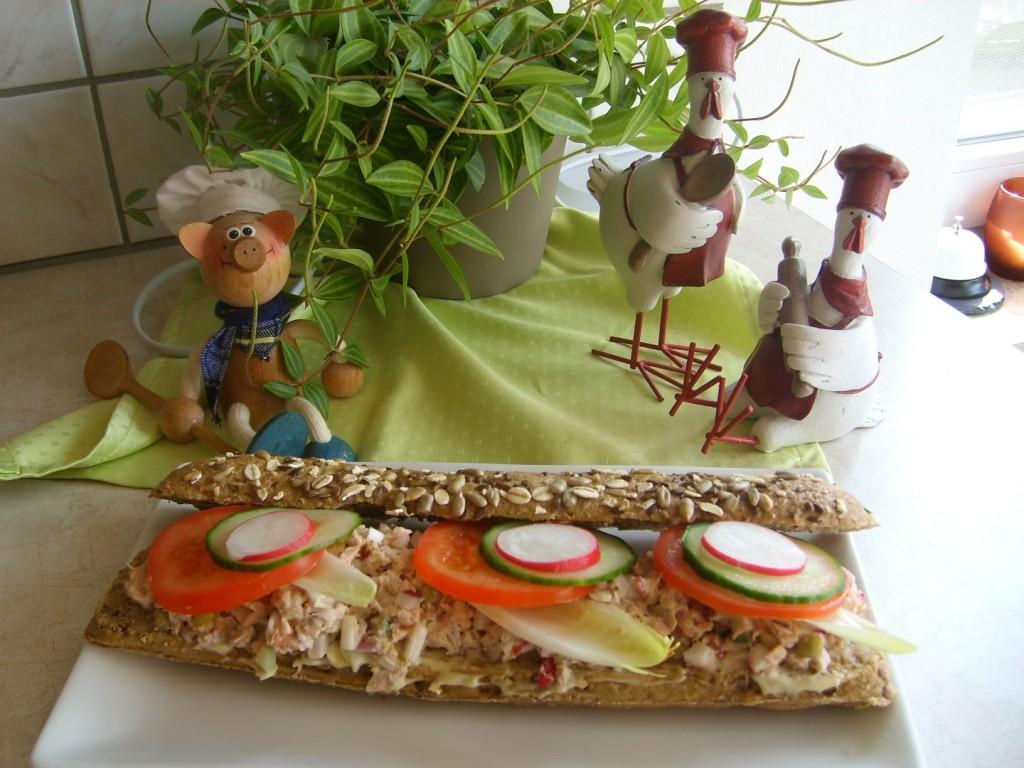 Meergranen-broodje gevuld met heerlijke salade en groenten