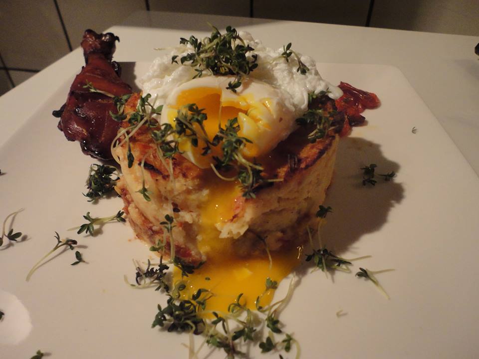 Bloemkoolpuree met een gepocheerd eitje