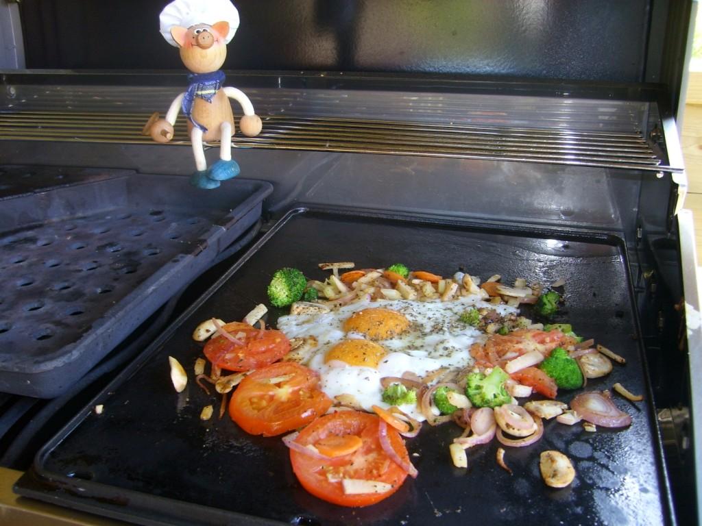 Plancha: spiegeleike vers van de pers met groenten als heerlijke lunch