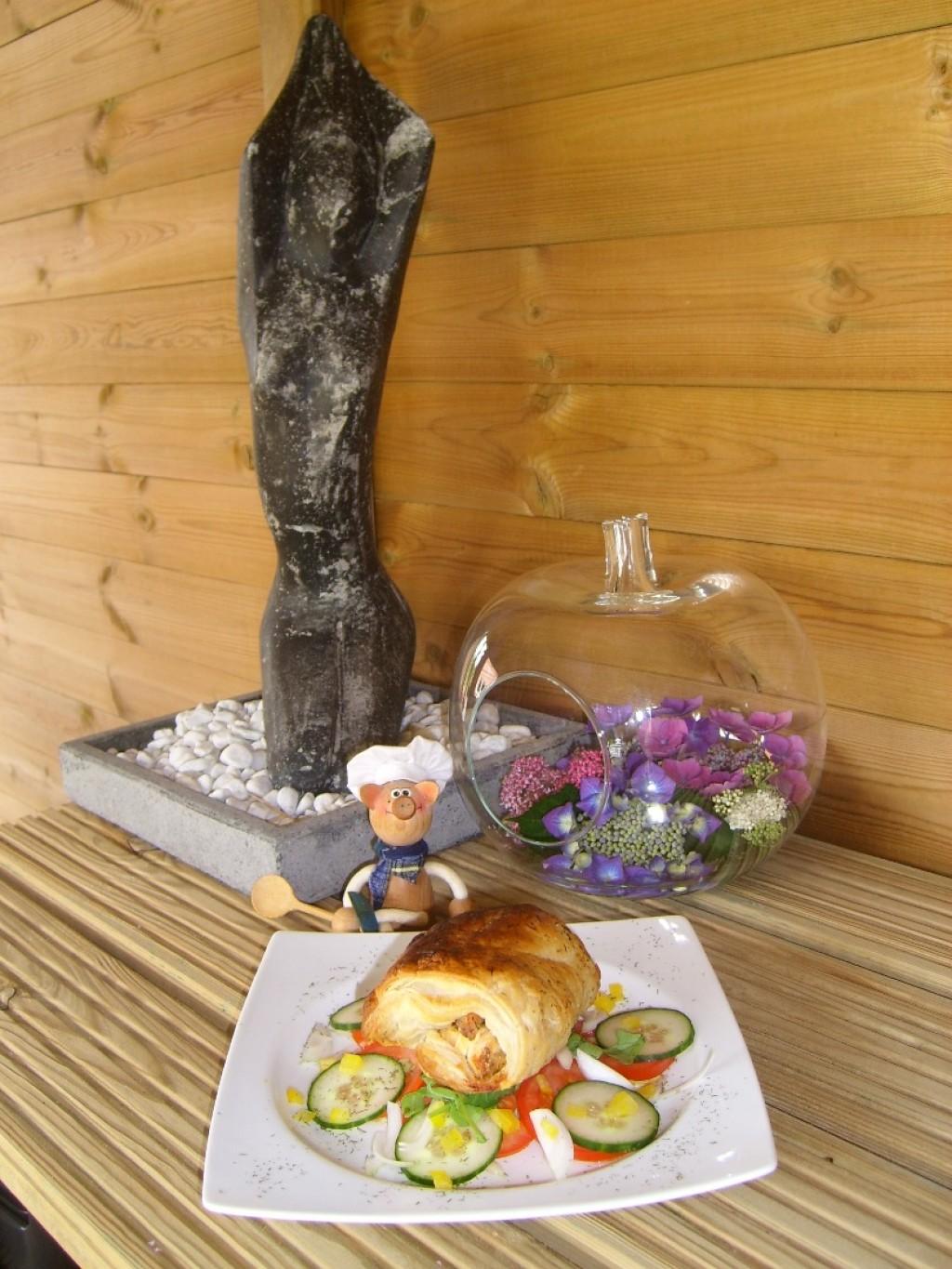 Bladerdeeggebak met zalm