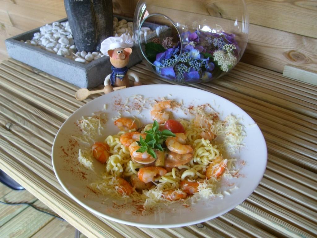 Pasta met scampi's en zijn garnituren
