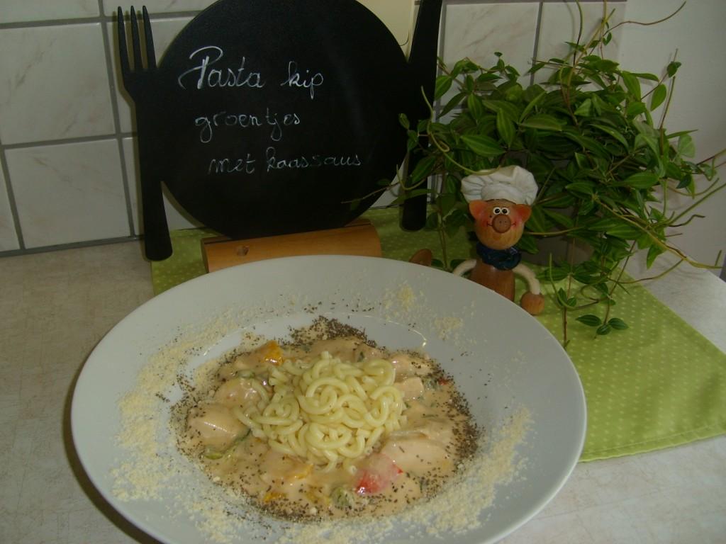 Pasta met kip en paprika badend in een romig kaassausje