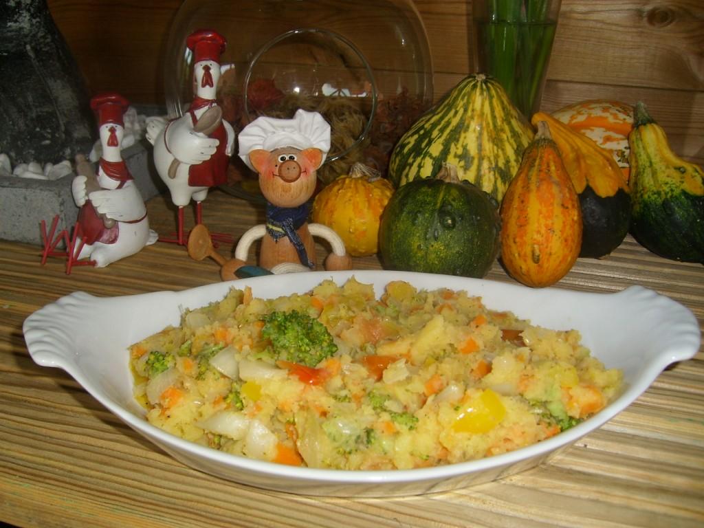 Aardappelpuree maakt een herfstwandeling door de tuin