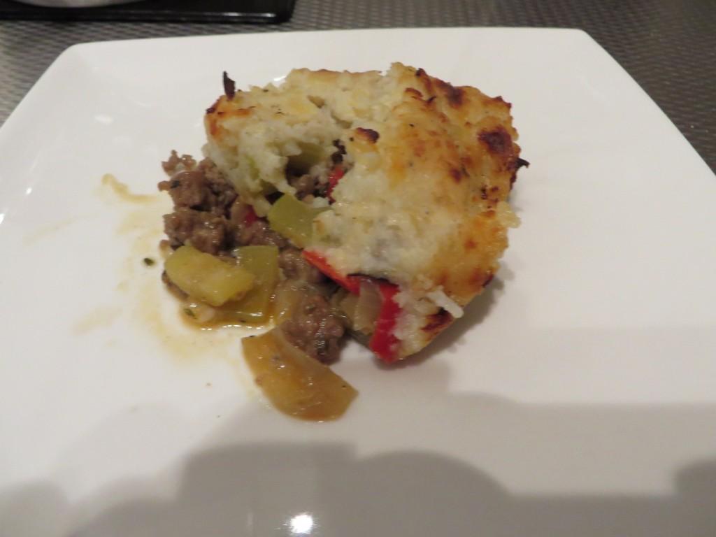 Groente oventaart bedekt met bloemkoolkaaspuree