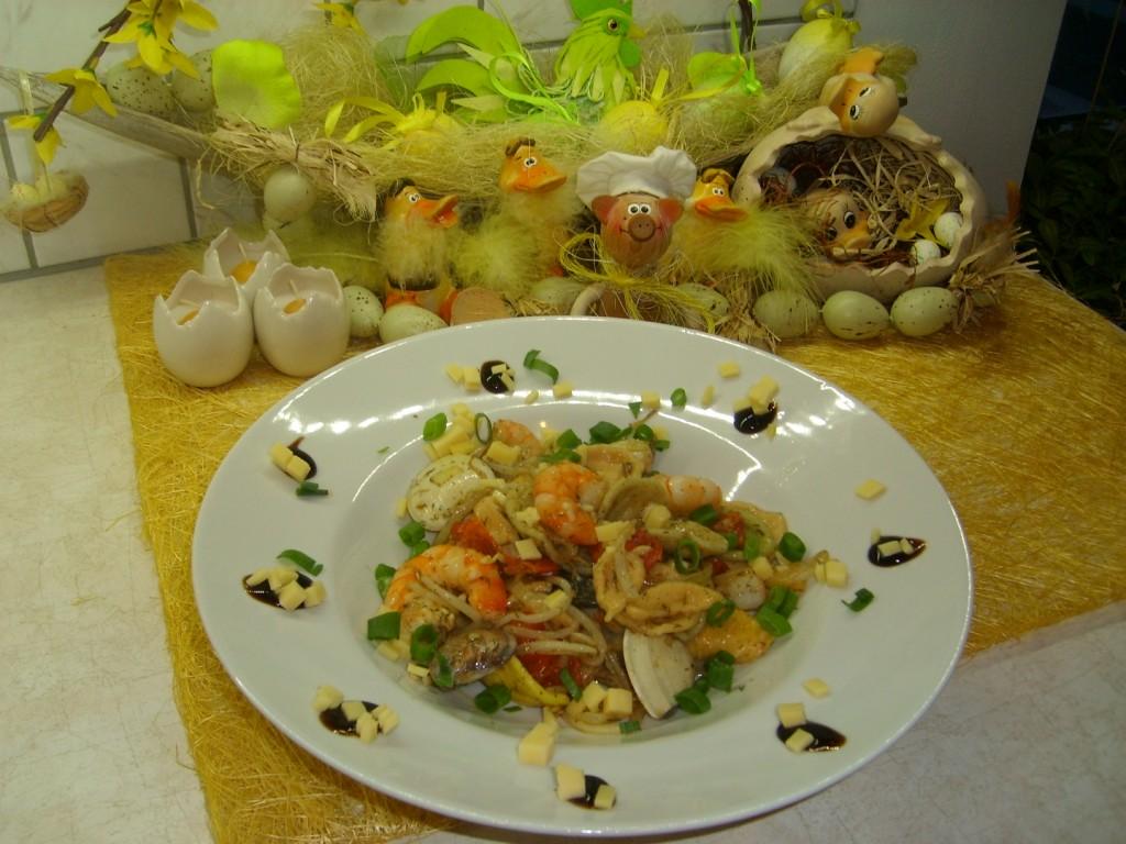 Pasta: schelpjespasta vergezeld van frisse groenten met scampi's en clams