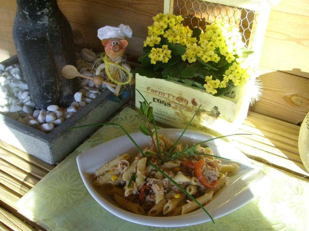 Pasta met tonijn met zongedroogde tomaten gekruid met verse kruiden