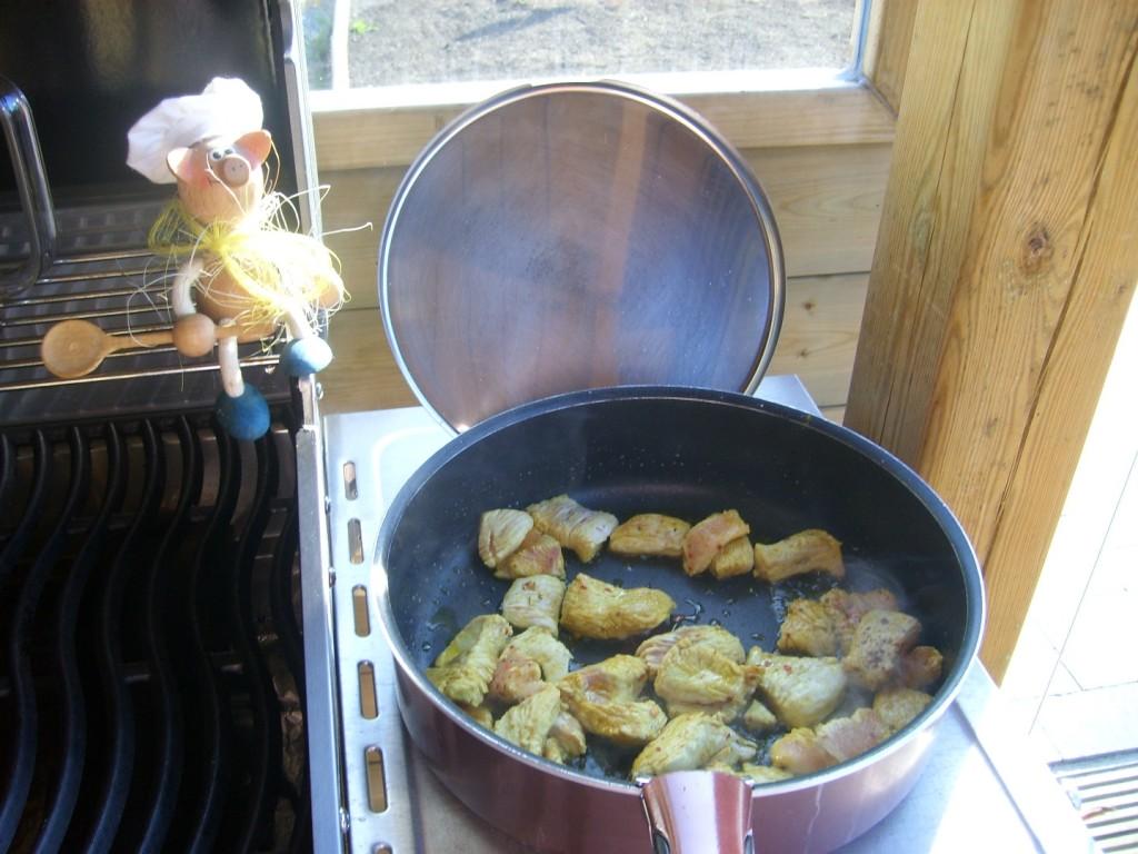 Kip speciaal: kokkerellen in het prieel 