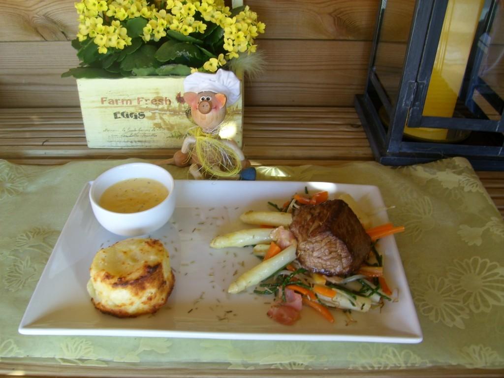 Dagschotel: steak met een groenten schotel vergezeld met een sausje en aardappeltorentje