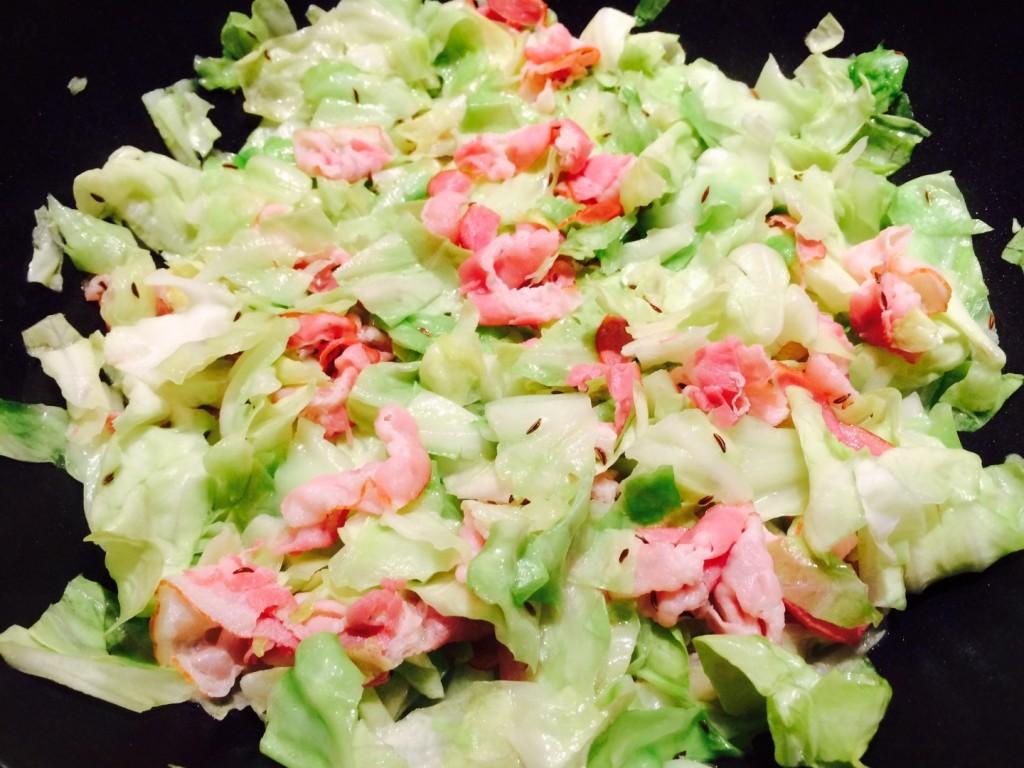 Spitskool met komijnzaad en gerookte spekreepjes