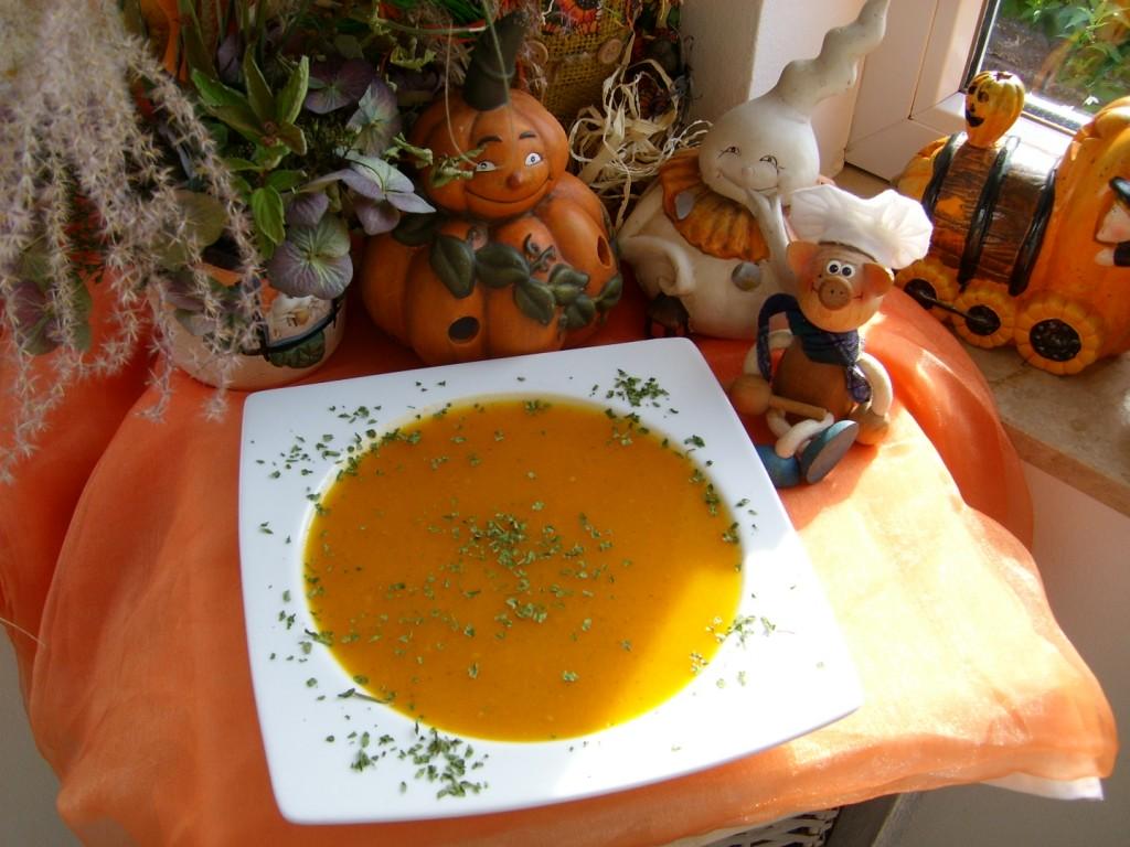 Soep Halloween met tomaat, pompoen en courgette