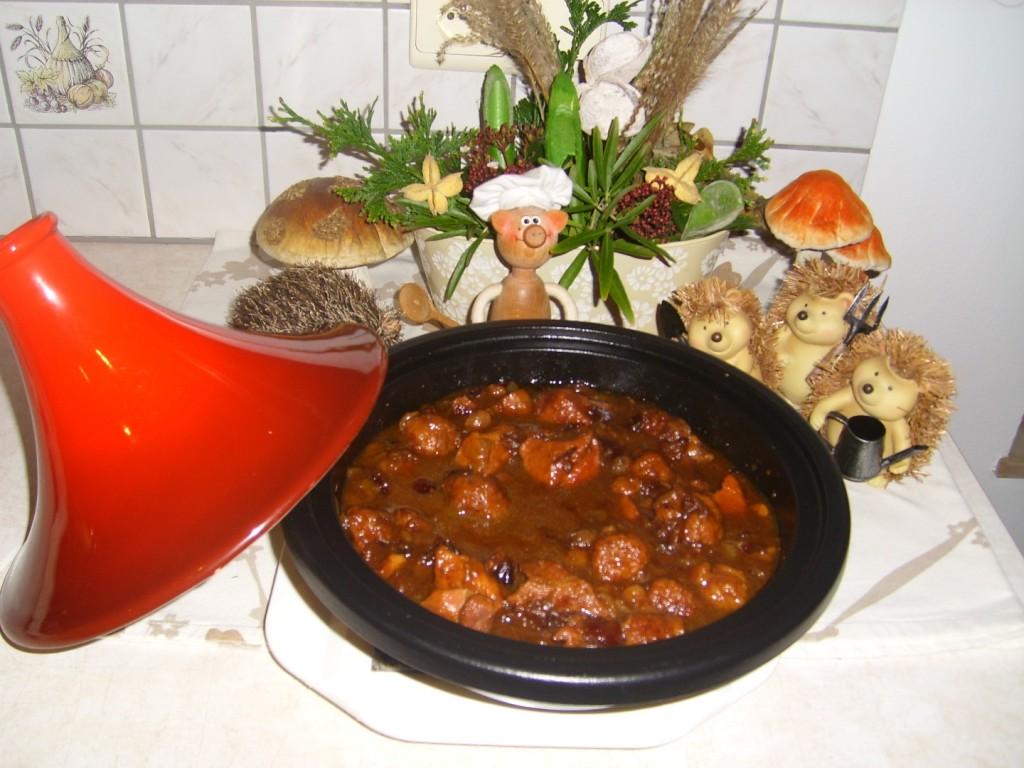 Tajine: karbonade met wortel, appel en krenten