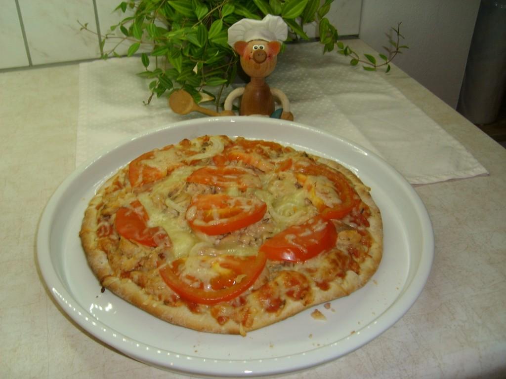 Pizza met kip, tomaat en kaas