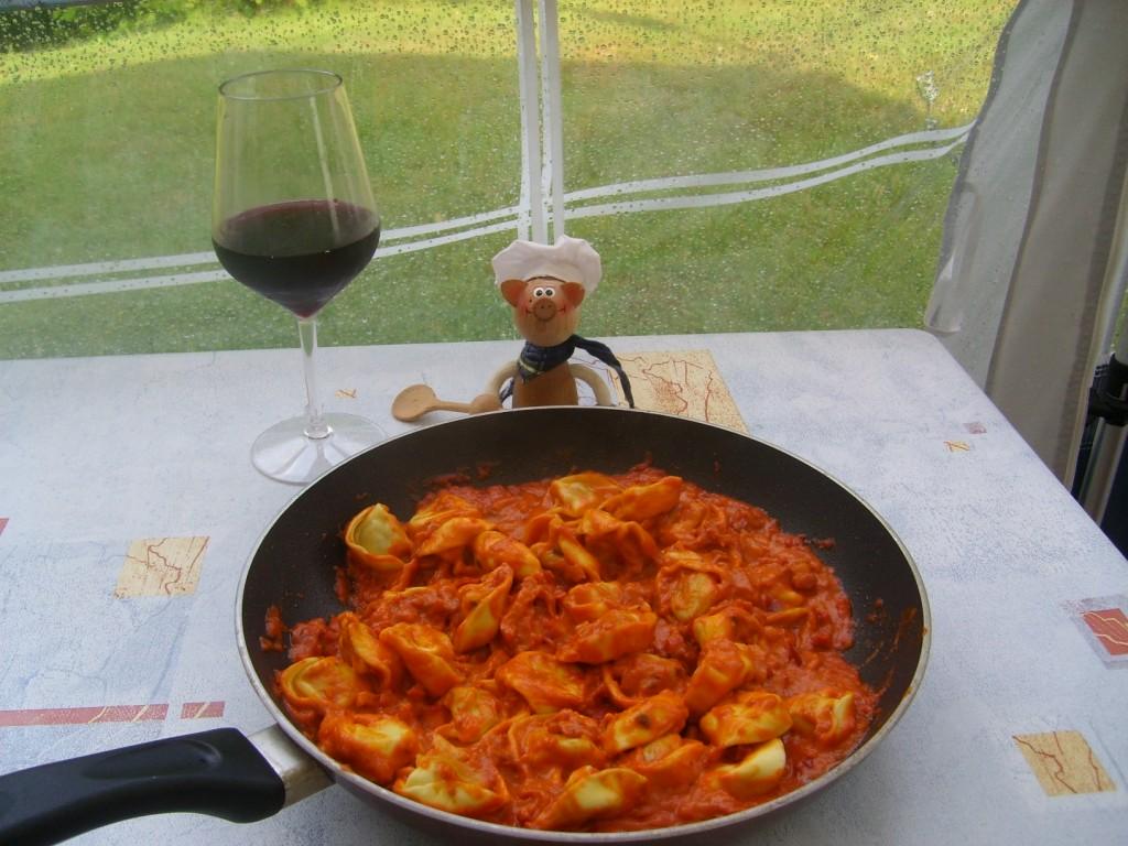 Vakantie tortellini gevuld met gevogelte in een tomatensausje